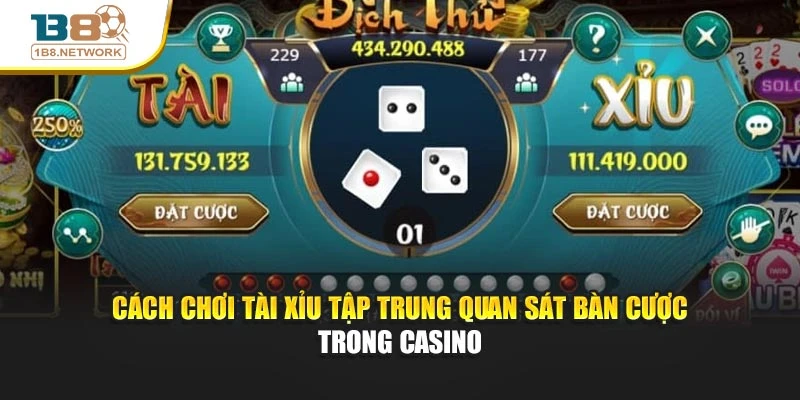 Cách chơi tài xỉu tập trung quan sát bàn cược trong casino