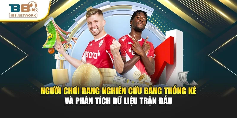 Người chơi đang nghiên cứu bảng thống kê và phân tích dữ liệu trận đấu